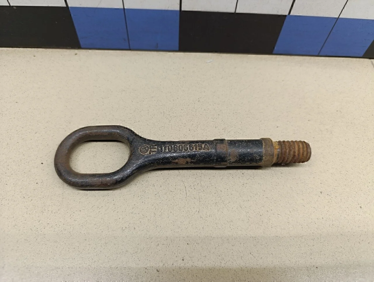 Крюк буксировочный  Passat [B6] 2005-2010