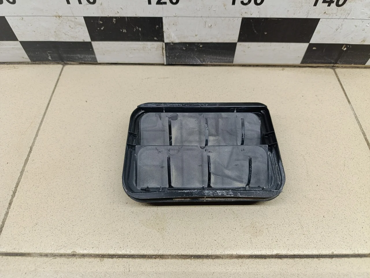 Решетка вентиляционная Logan 2005-2014