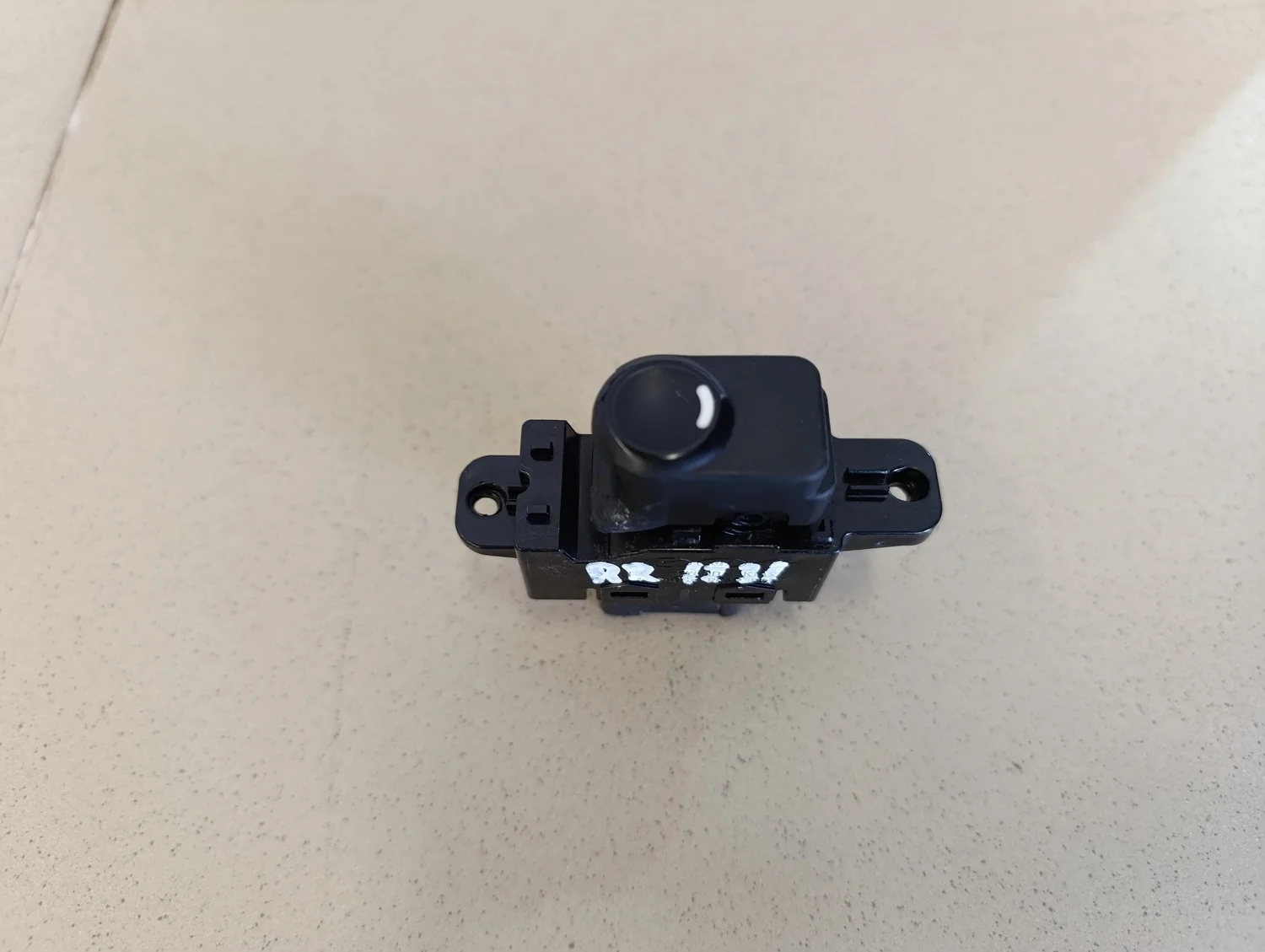 Кнопка стеклоподъемника Solaris 2010-2017