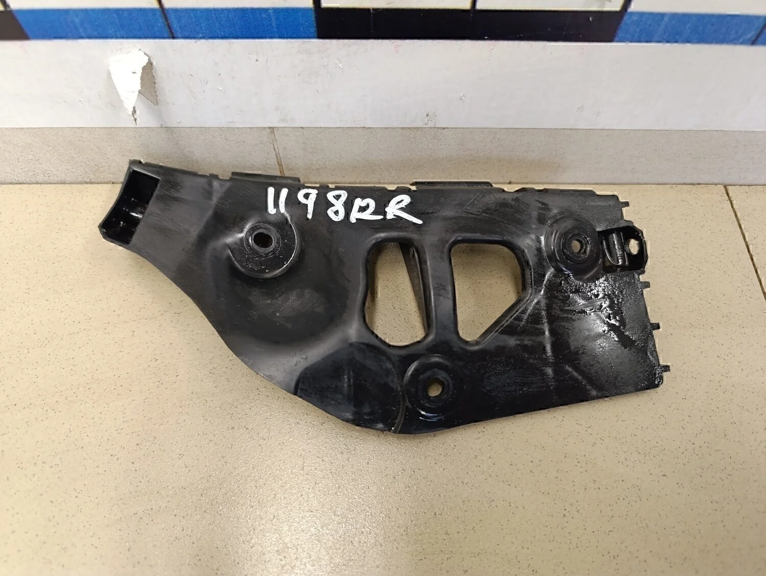 Направляющая заднего бампера правая Sandero 2009-2014