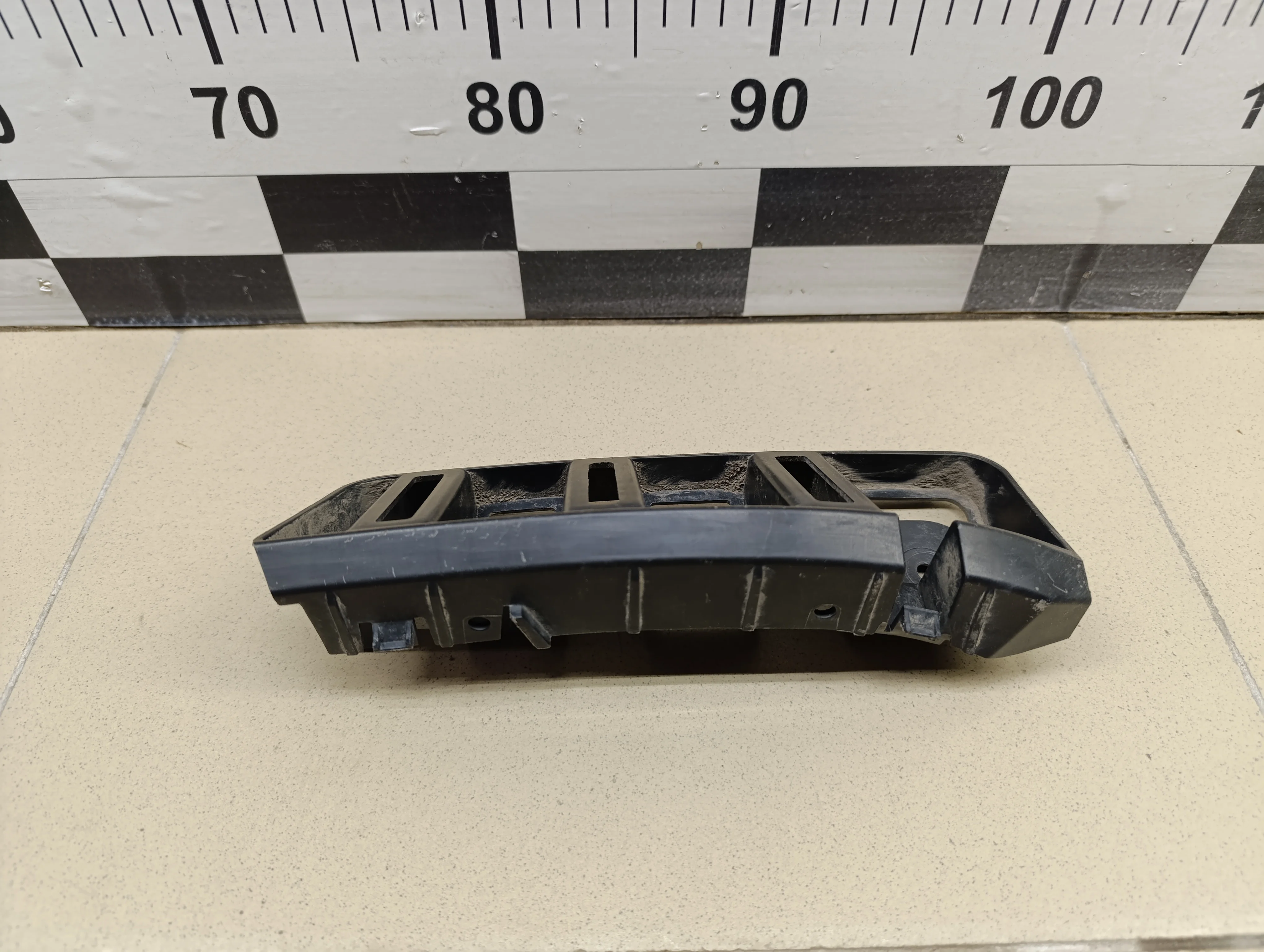 Направляющая заднего бампера левая Rapid 2013>