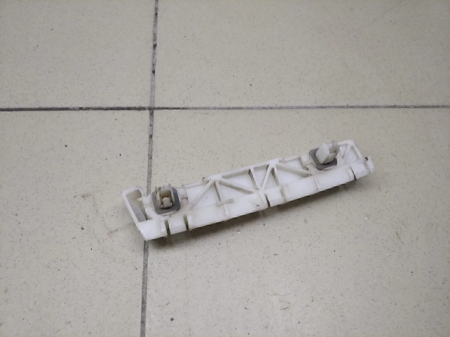 Направляющая заднего бампера правая Outlander XL (CW) 2006-2012