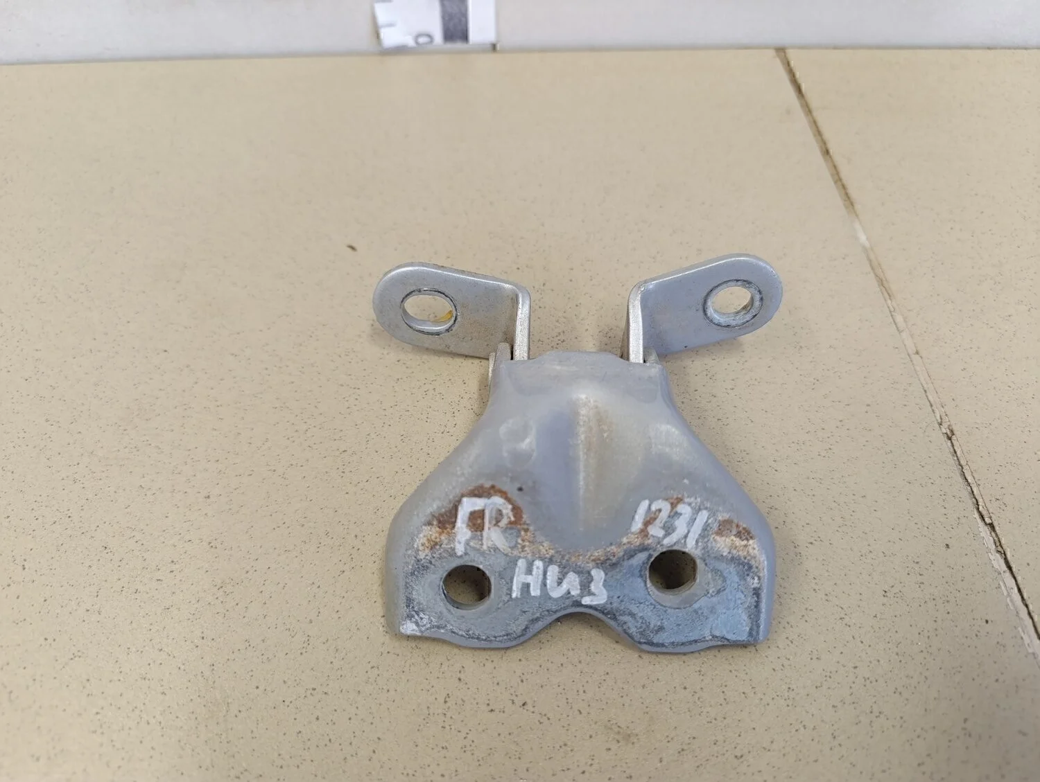 Петля двери передней правой нижняя Solaris 2010-2017