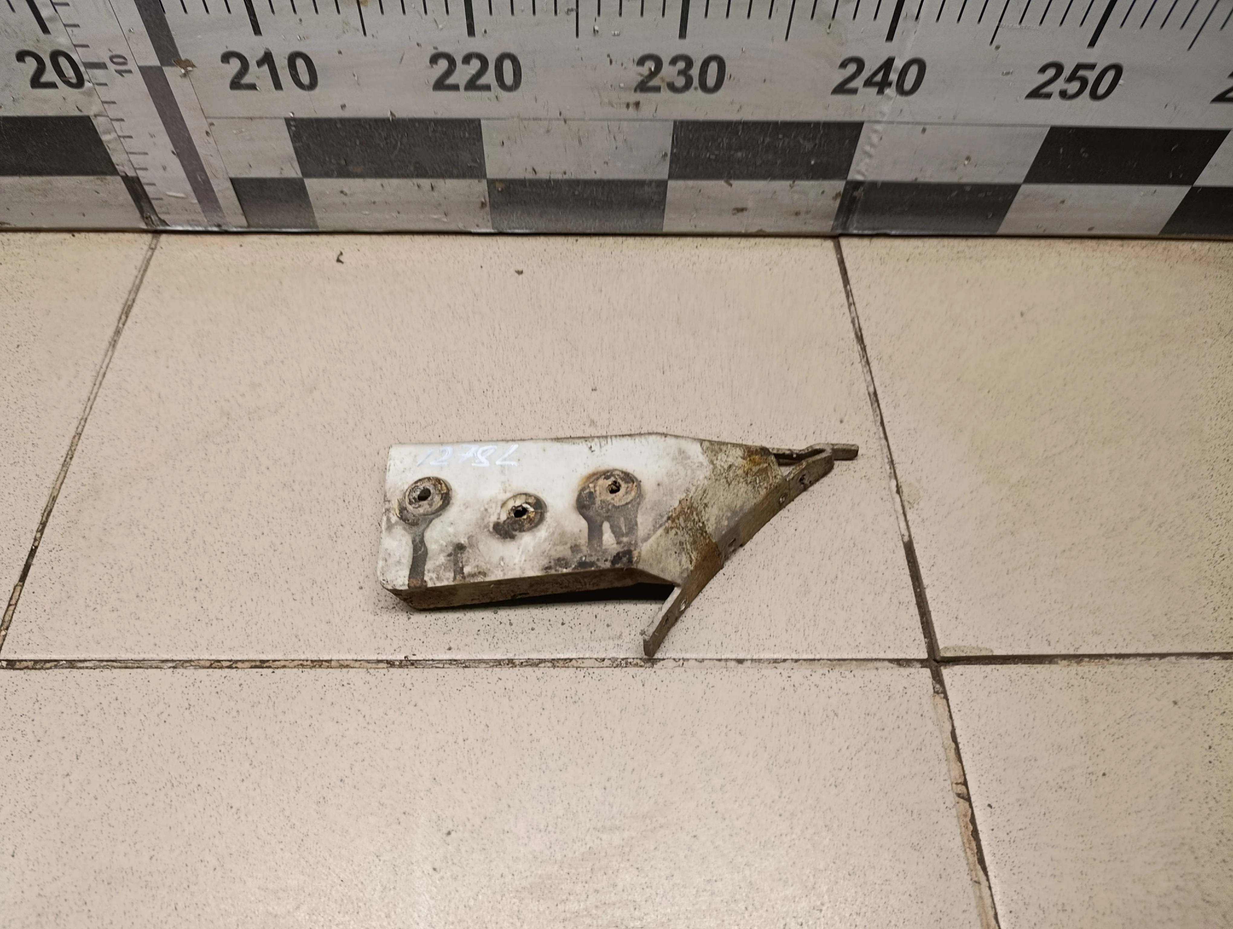 Направляющая заднего бампера левая Mondeo III 2000-2007