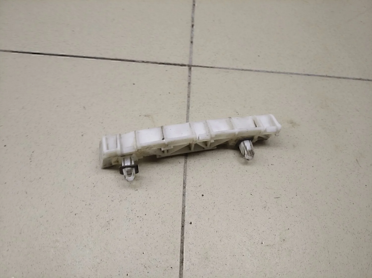 Направляющая заднего бампера левая Outlander XL (CW) 2006-2012