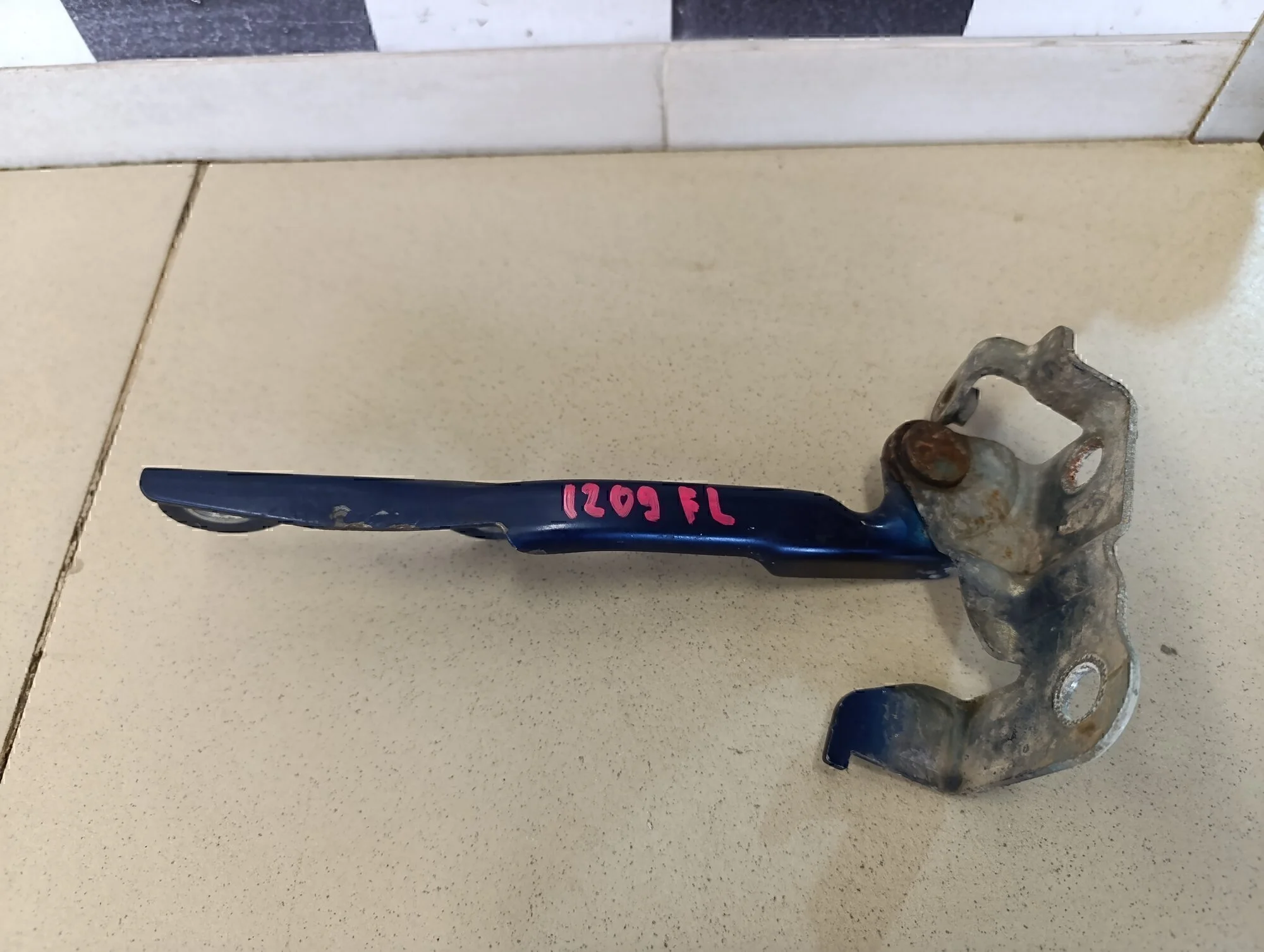 Петля капота левая Cerato 2004-2008