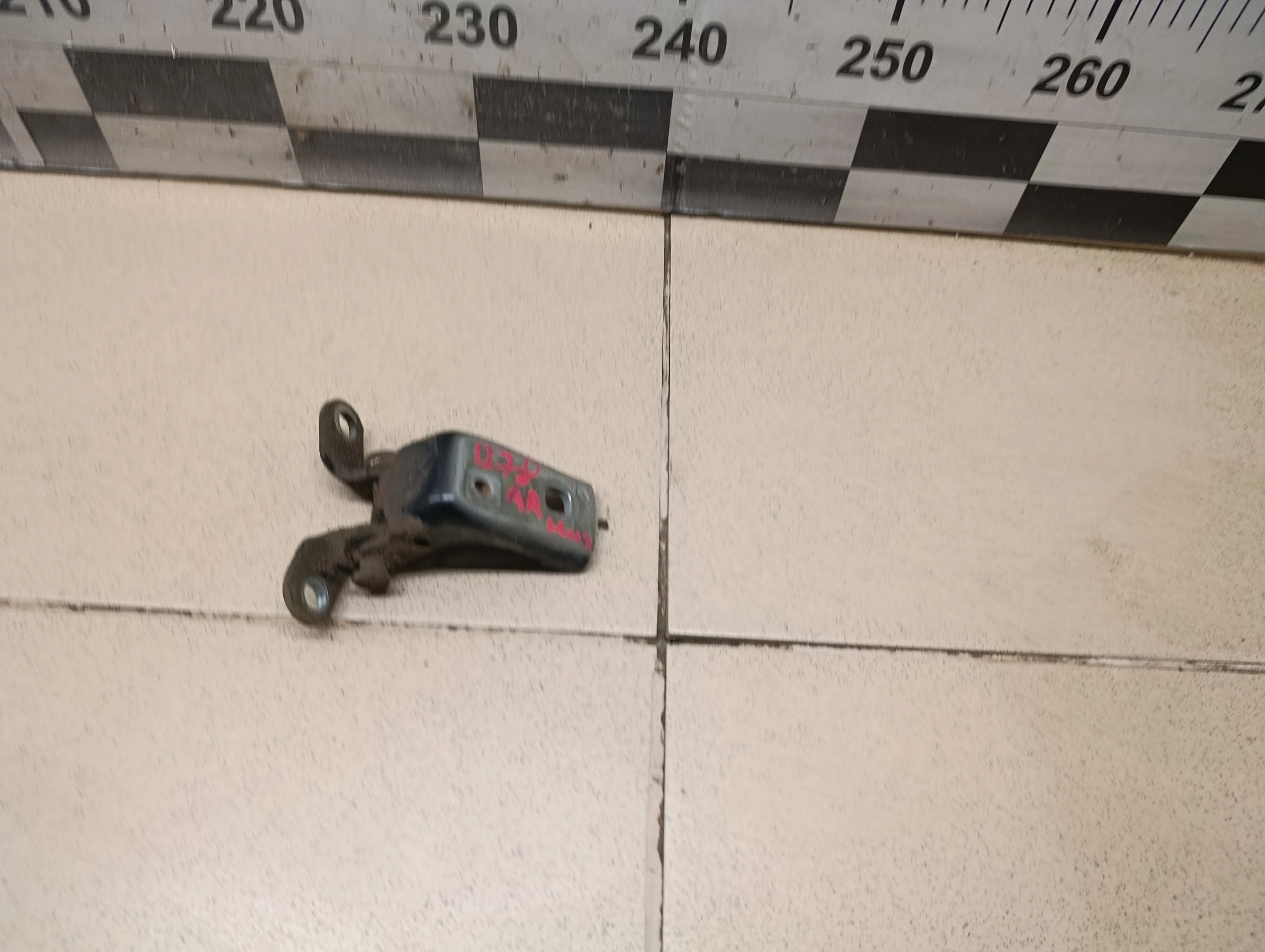 Петля двери передней правой нижняя Mondeo III 2000-2007