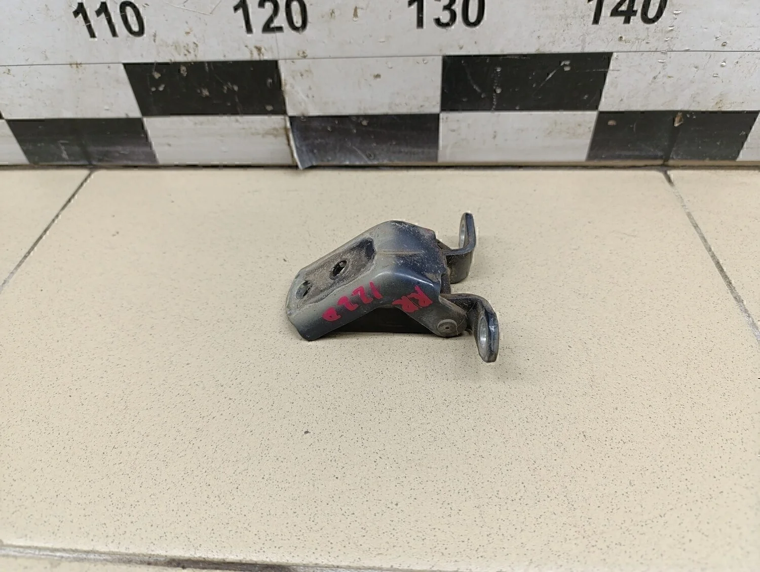 Петля двери задней правой нижняя Almera N16 2000-2006