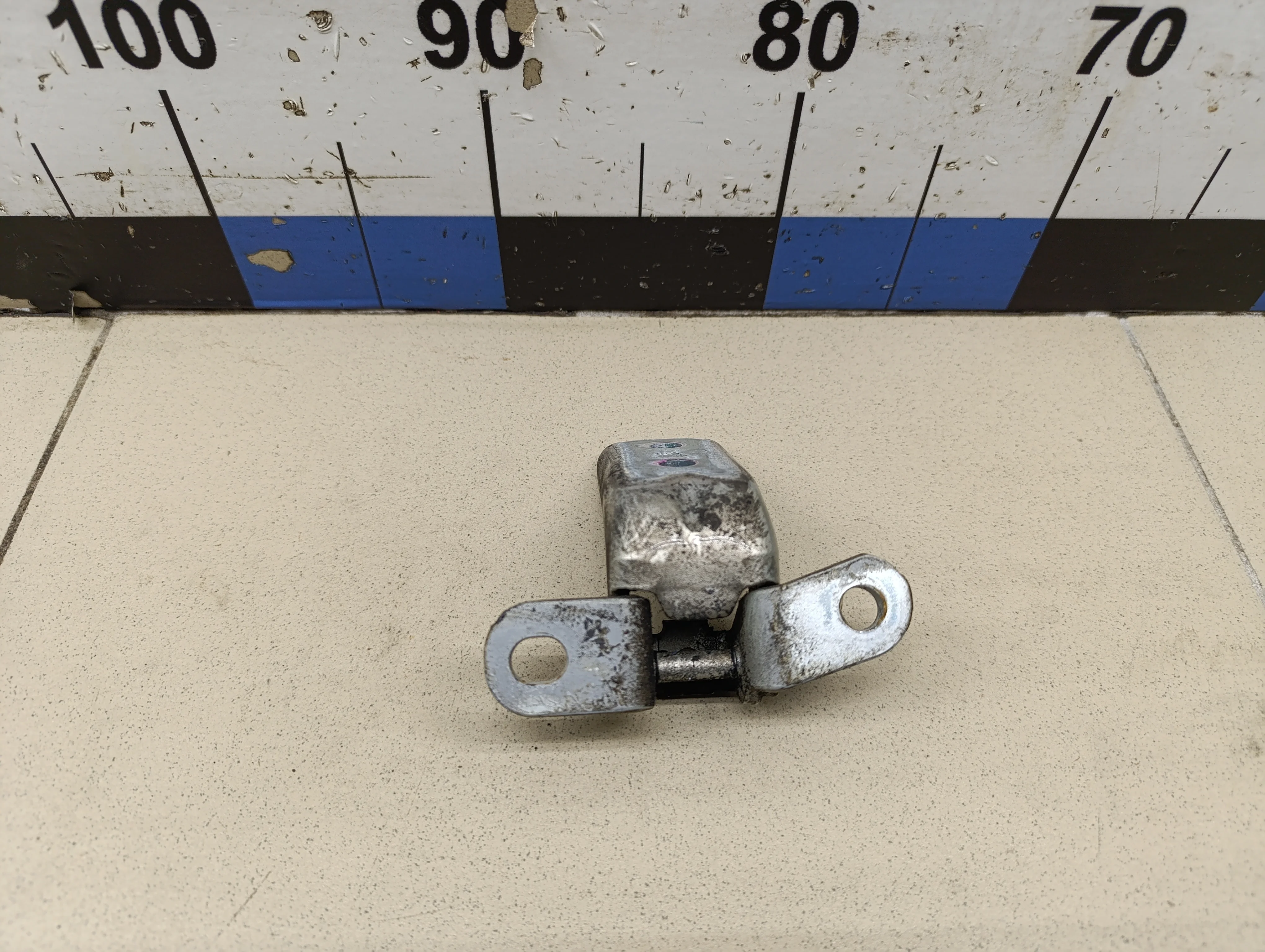 Петля двери передней RIO 2017>