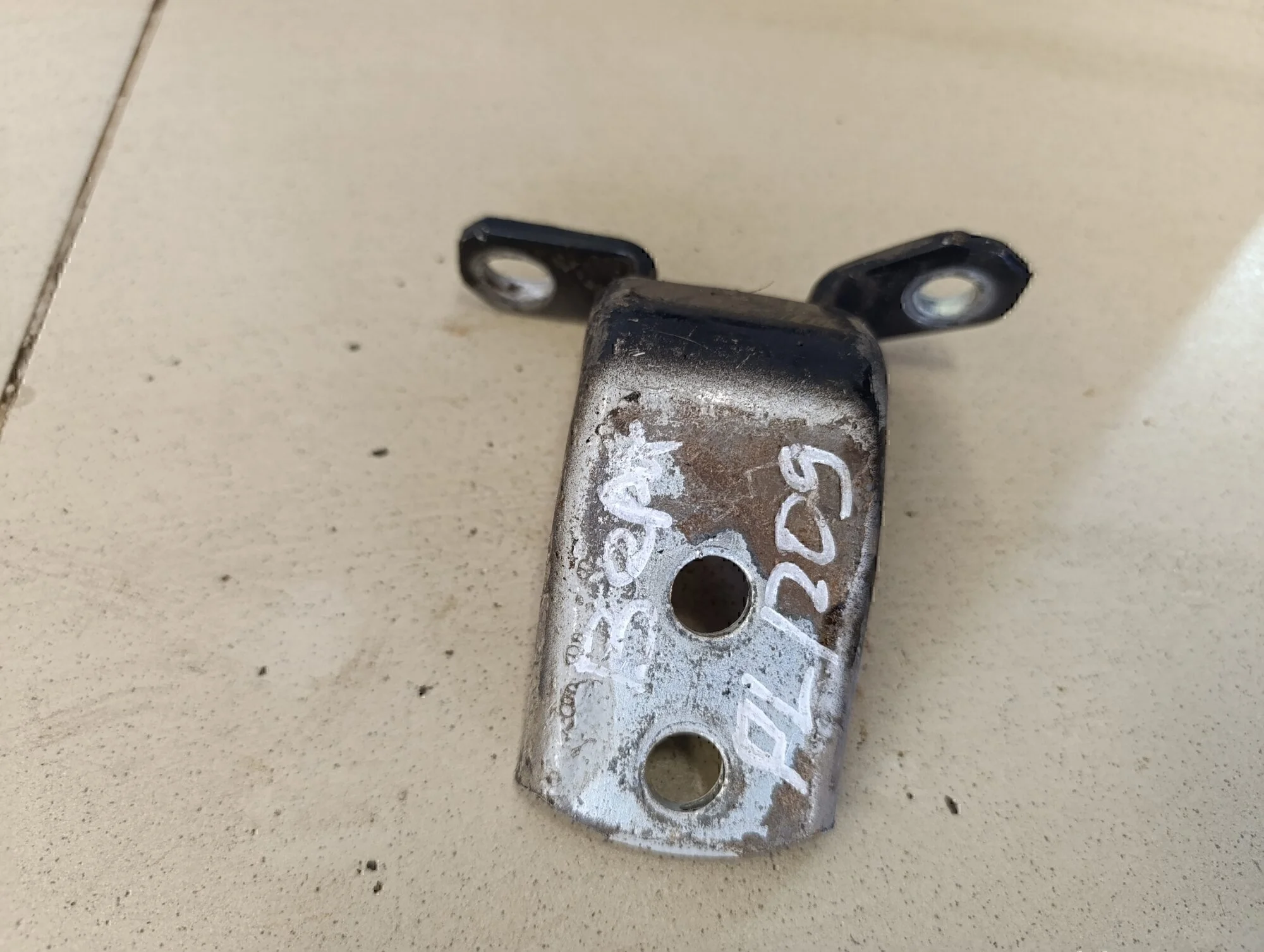 Петля двери передней левой верхняя Cerato 2004-2008