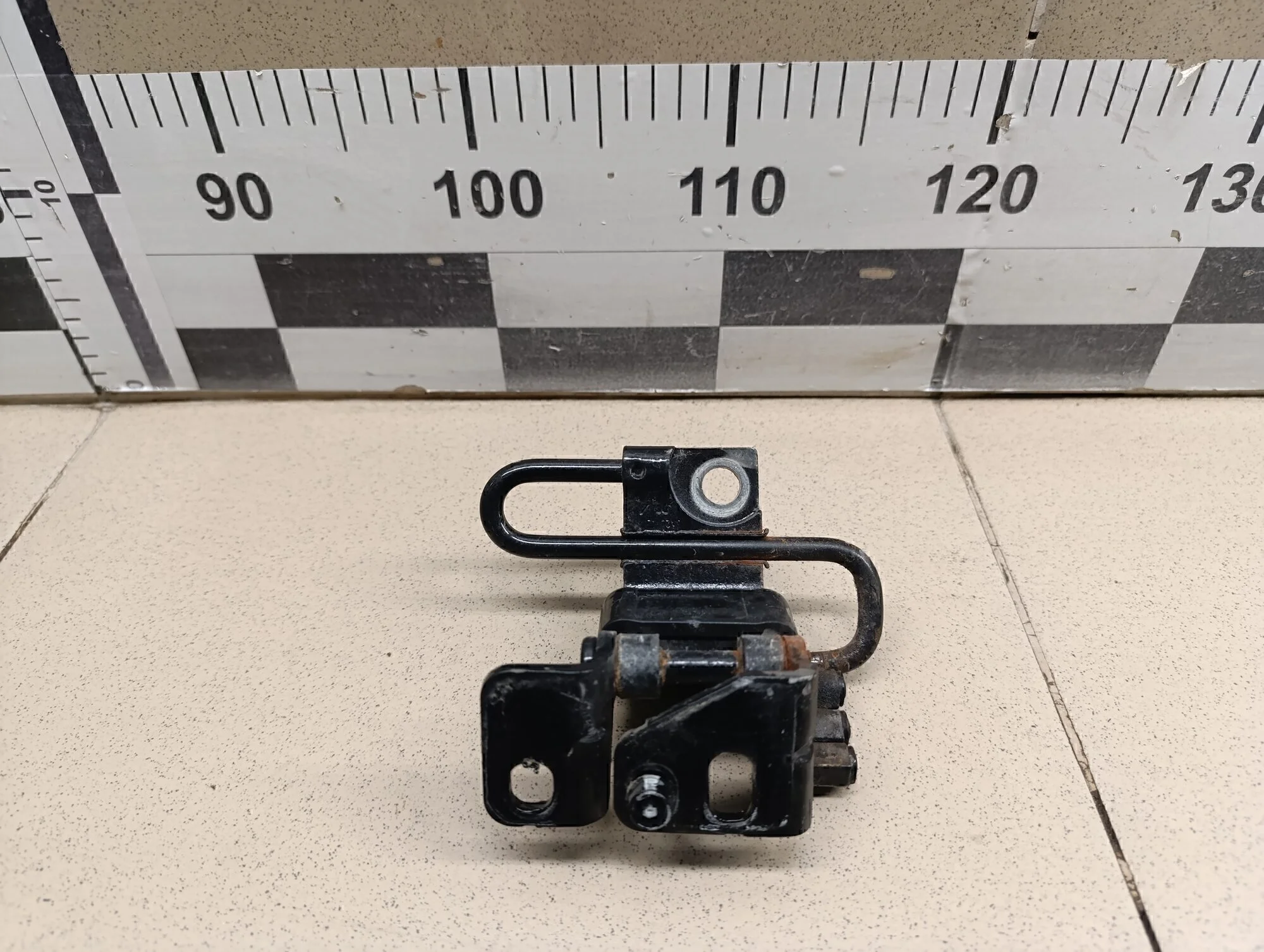 Петля двери передней правой нижняя Golf V 2003-2009