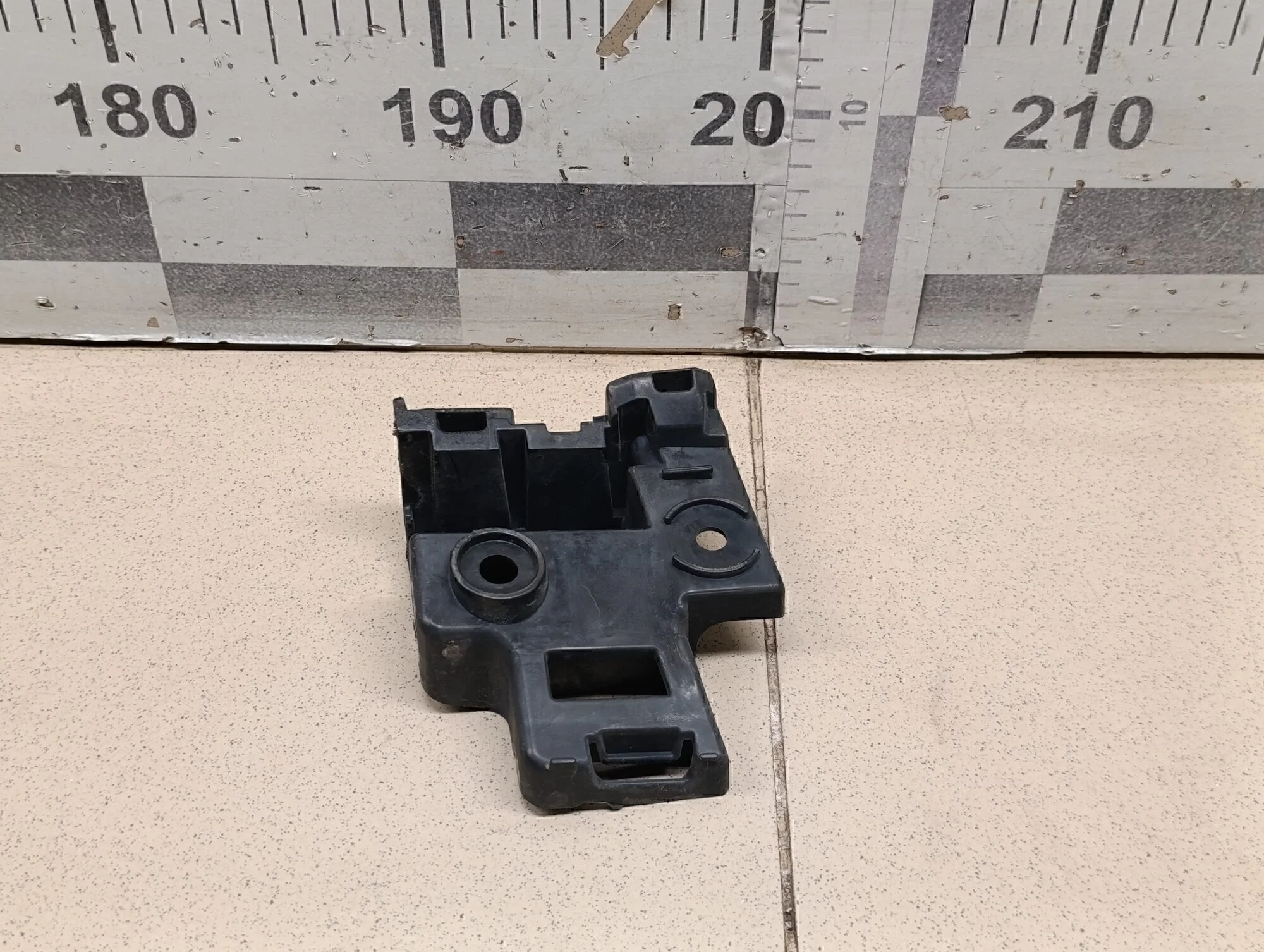 Направляющая заднего бампера правая Golf VI 2009-2012