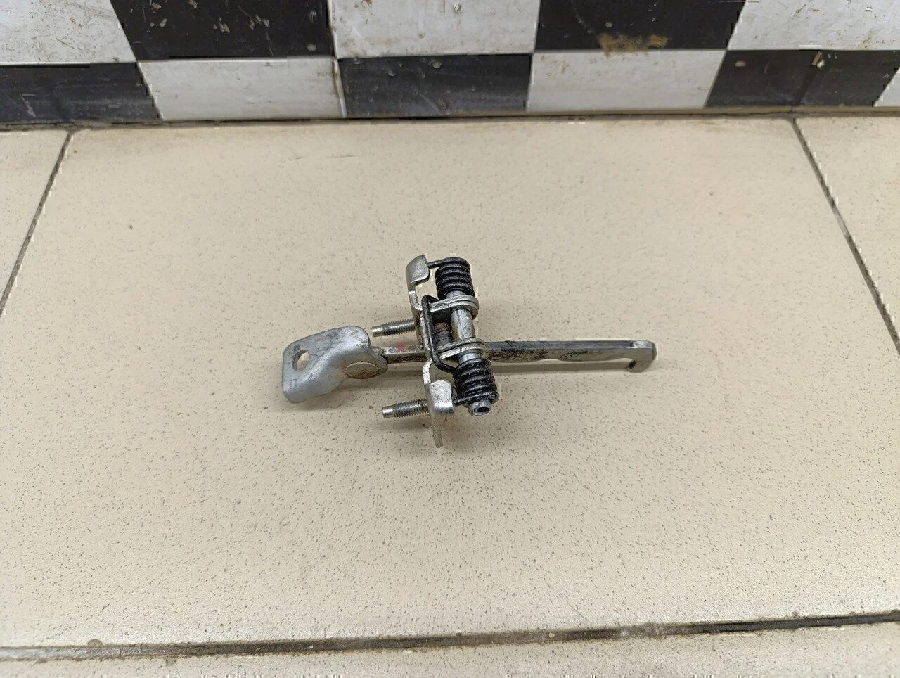 Ограничитель двери Logan II 2014>