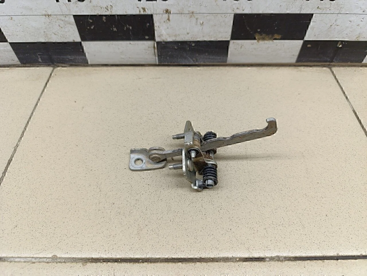 Ограничитель двери Logan II 2014>