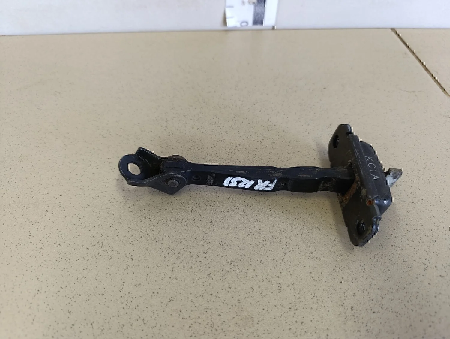 Ограничитель двери Solaris 2010-2017