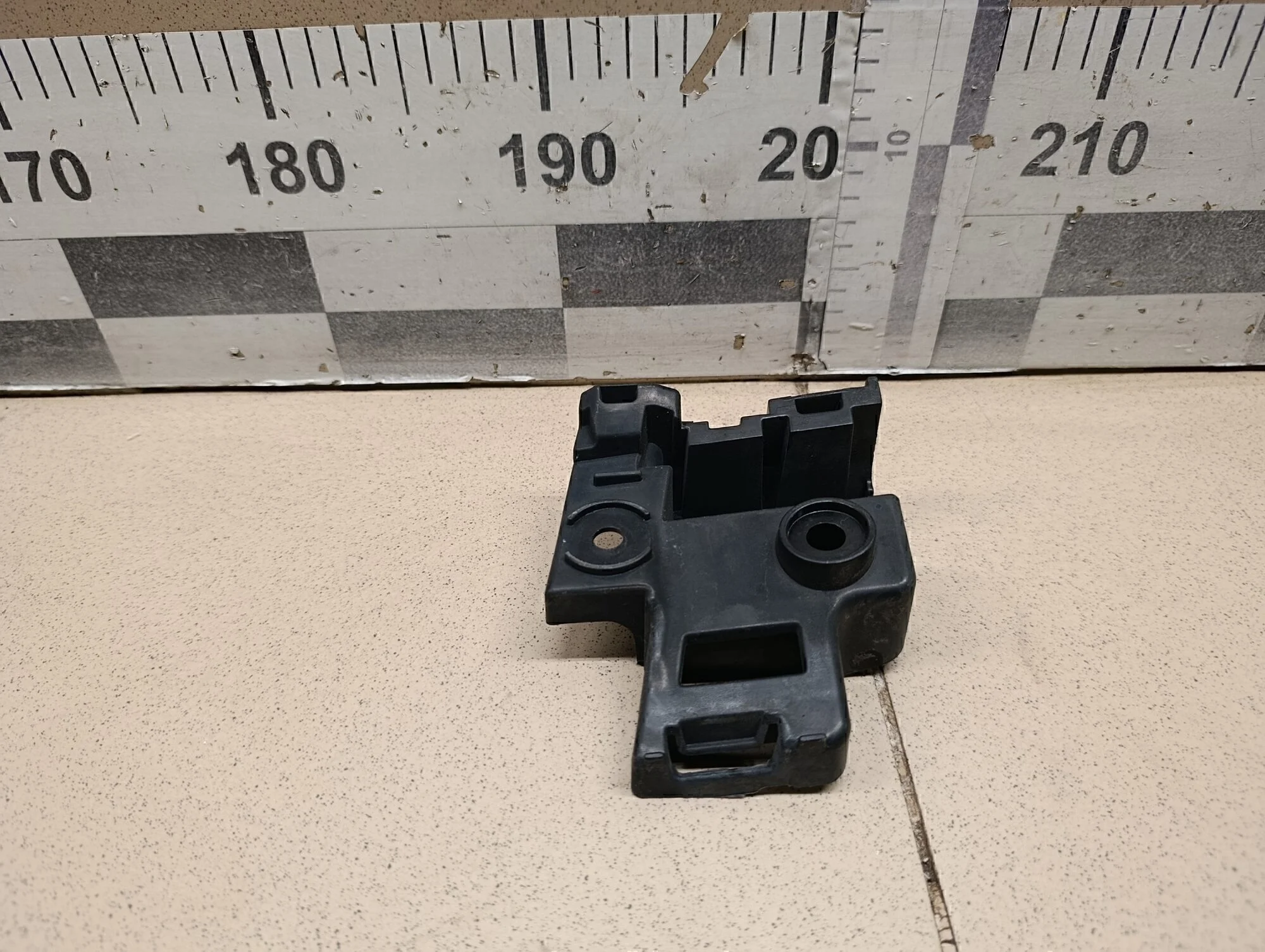 Направляющая заднего бампера левая Golf VI 2009-2012