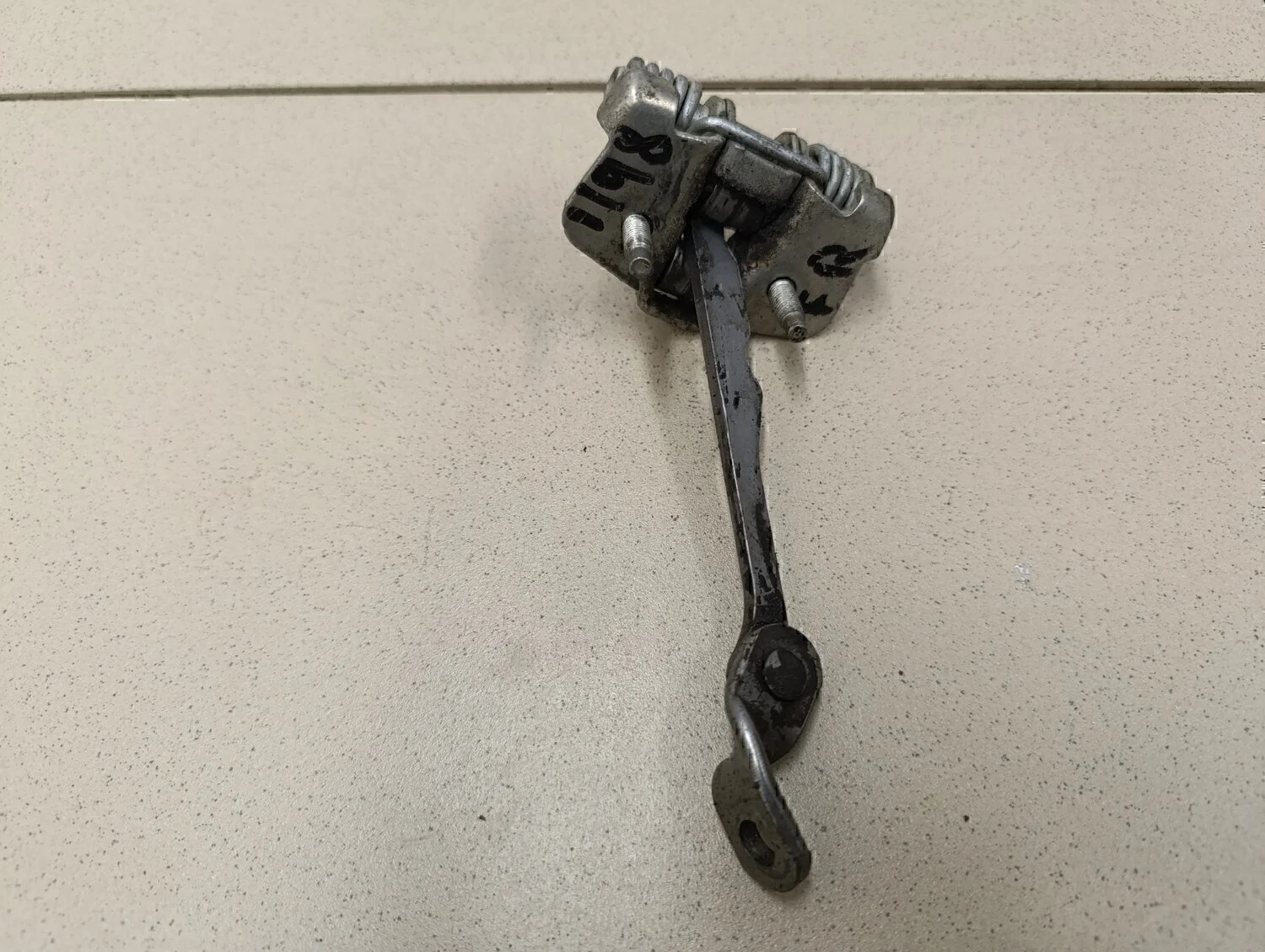 Ограничитель двери Logan 2005-2014