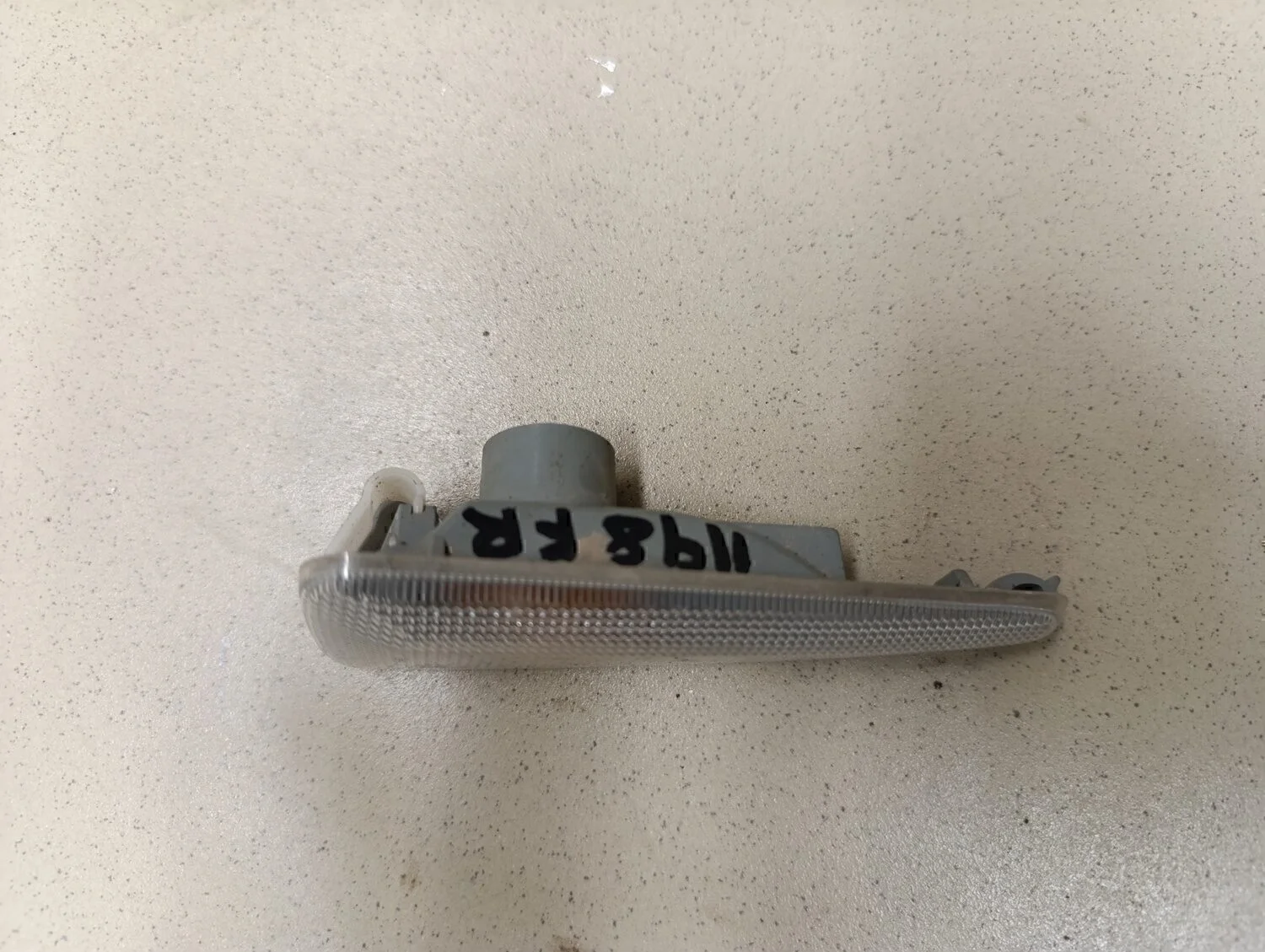 Повторитель на крыло правый белый Sandero 2009-2014