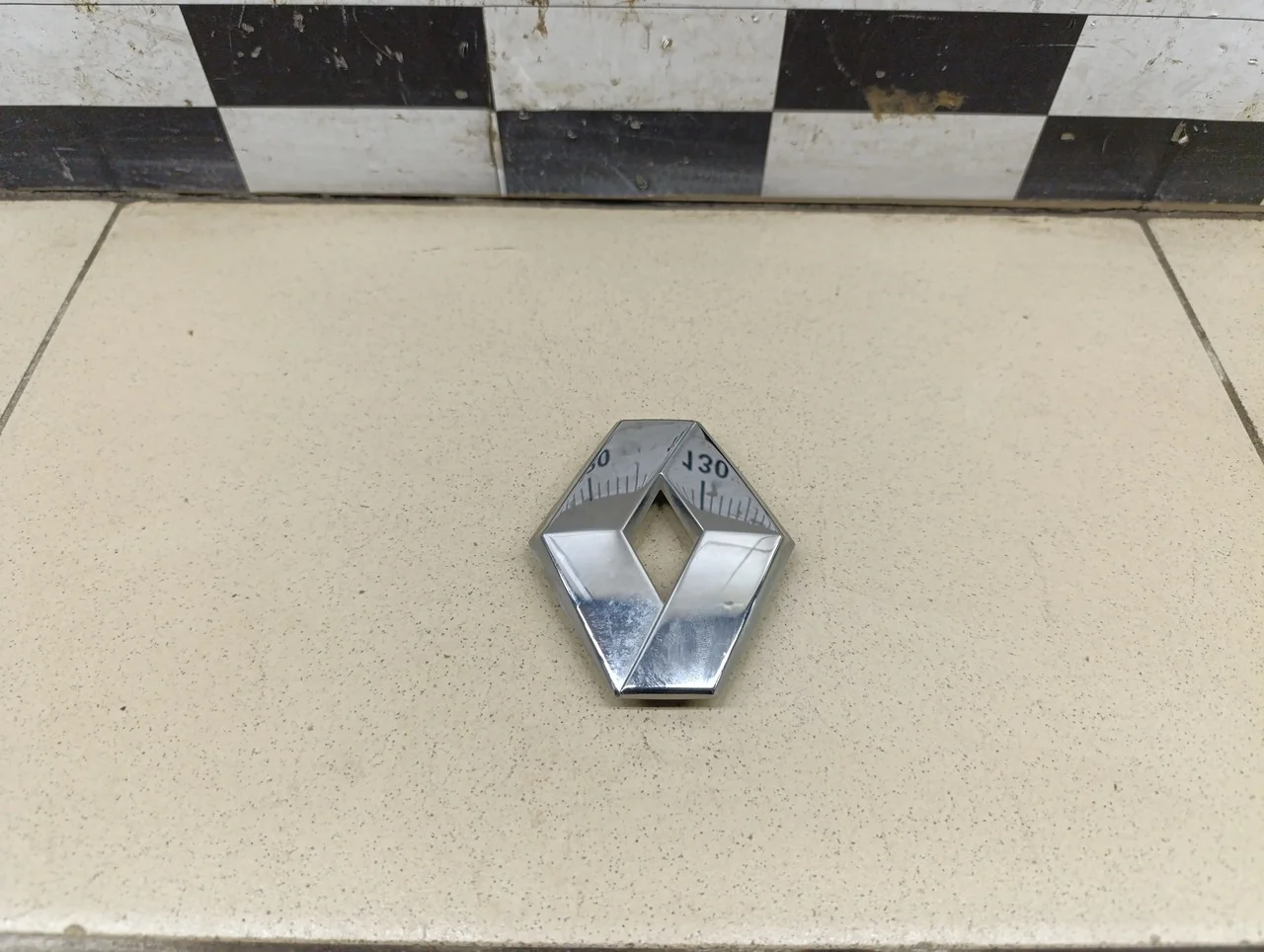 Эмблема на крышку багажника Duster 2012>