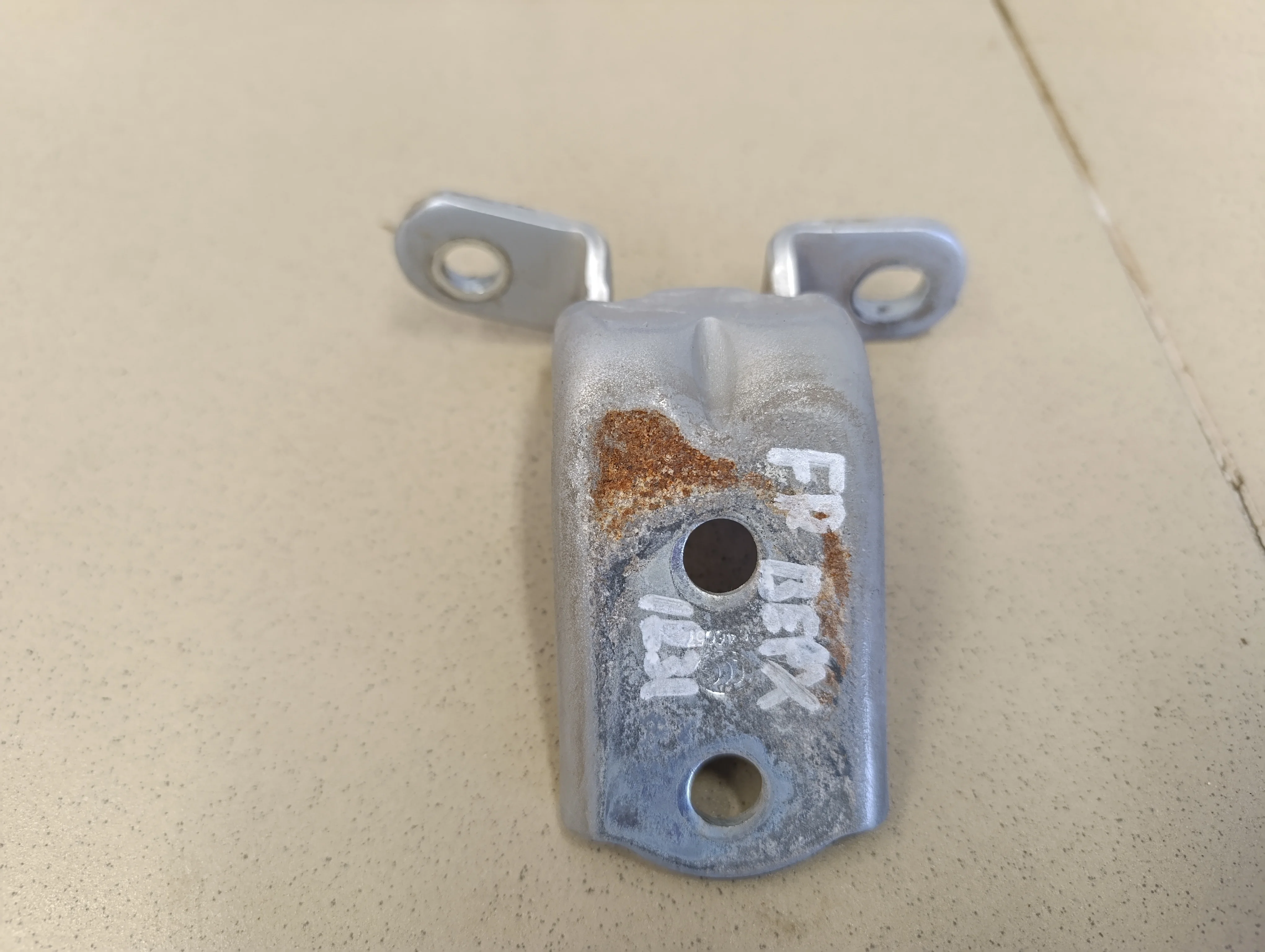 Петля двери передней правой верхняя Solaris 2010-2017