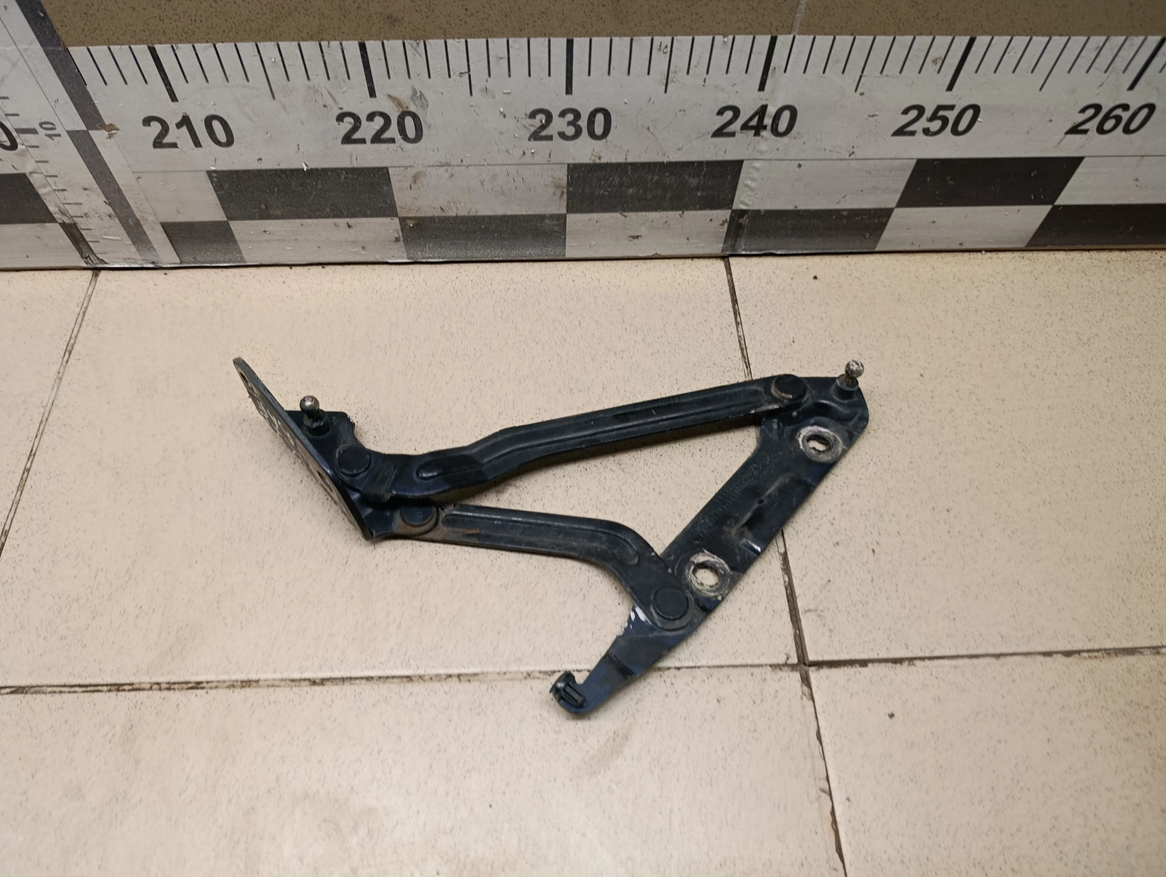 Петля крышки багажника правая Mondeo III 2000-2007