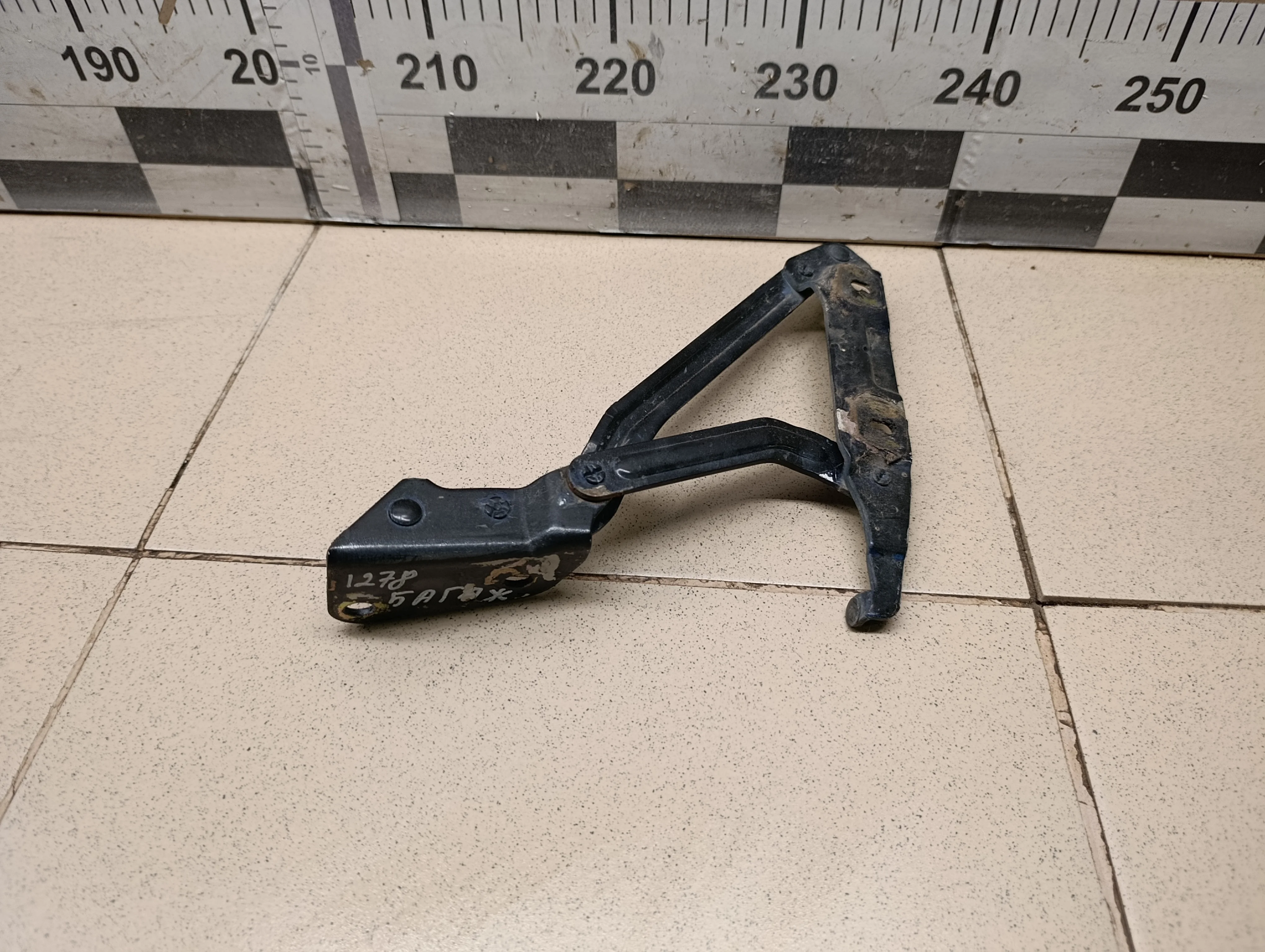 Петля крышки багажника левая Mondeo III 2000-2007