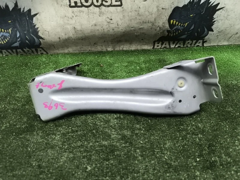 Кронштейн крыла переднего Audi TT 2012 8J0821136F 8J3 CDA, правый