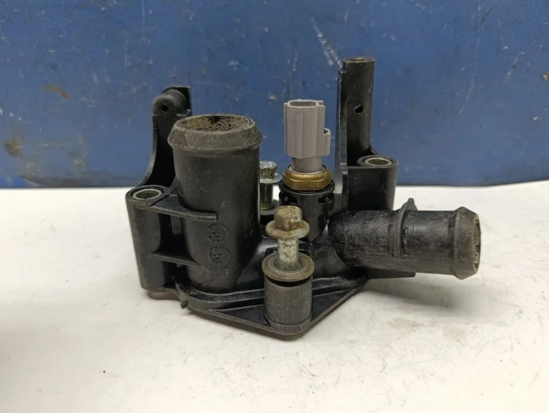 Тройник системы охлаждения ГБЦ Ford Focus 3 2014 1531004 1.6 PNDA