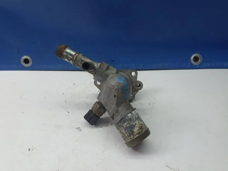 Фланец системы охлаждения Kia Rio 3 2012 256002B003 1.6 G4FC