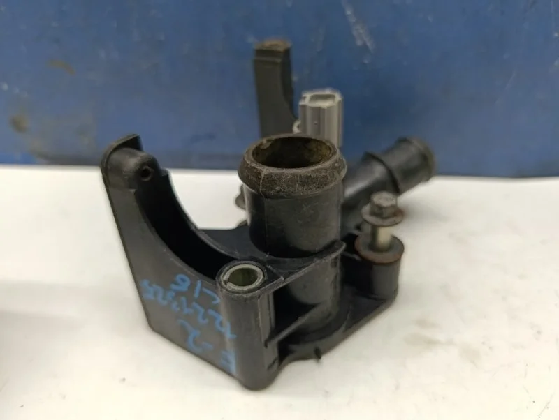 Тройник системы охлаждения ГБЦ Ford Focus 2 2011 7M5G8K556AC 1.6 SHDA