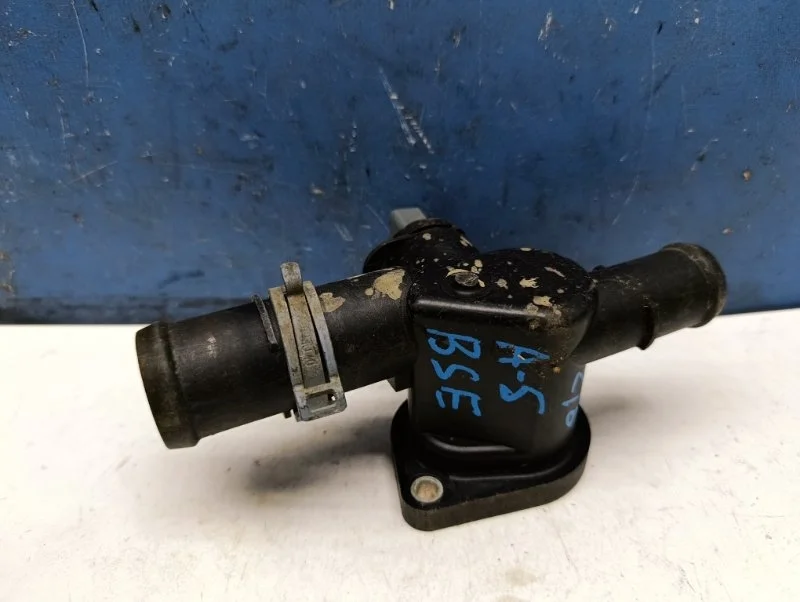 Тройник системы охлаждения Skoda Octavia A5 2010 06A121133AL 1Z 1.6 BSE