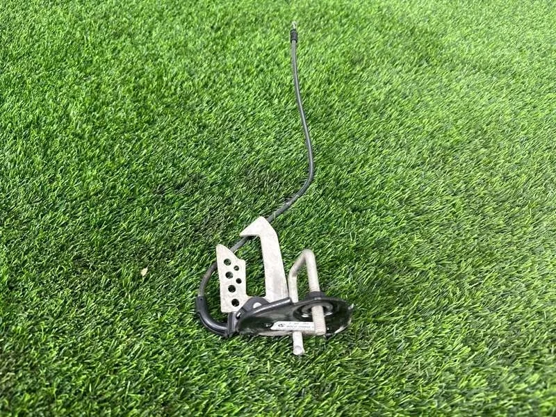 Крюк замка капота Bmw 5 2011 51237183765 F11 N52B25, левый