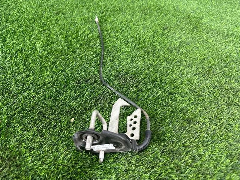 Крюк замка капота Bmw 5 2011 51237183764 F11 N52B25, правый