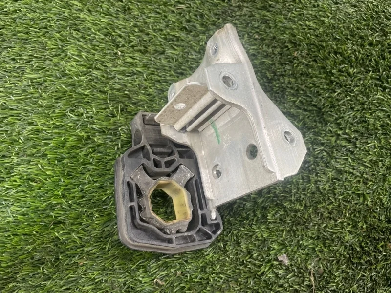 Подушка радиатора Bmw 5 2011 51117186514 F10 N20B20, правая