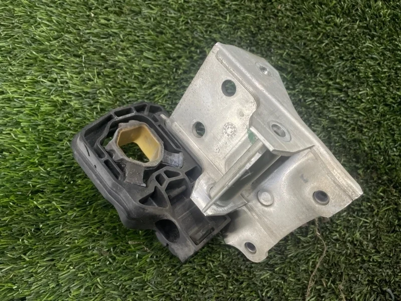 Подушка радиатора BMW 5 2011 51117186513 F10 N20B20, левая