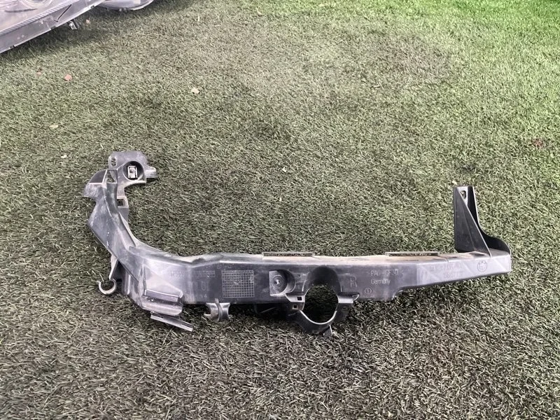 Кронштейн фары BMW 3 2009 51647138402 E91, передний правый
