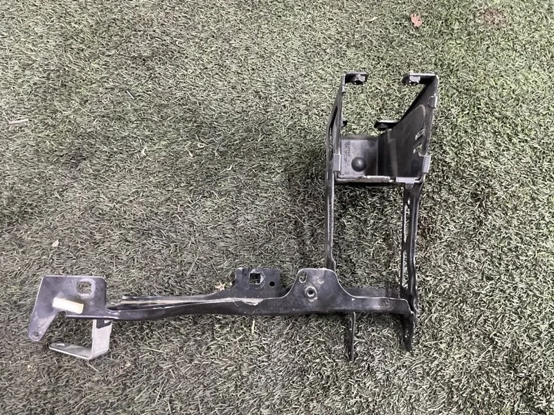 Кронштейн фары BMW 3 2012 51647245791 F30 N20B20, передний левый