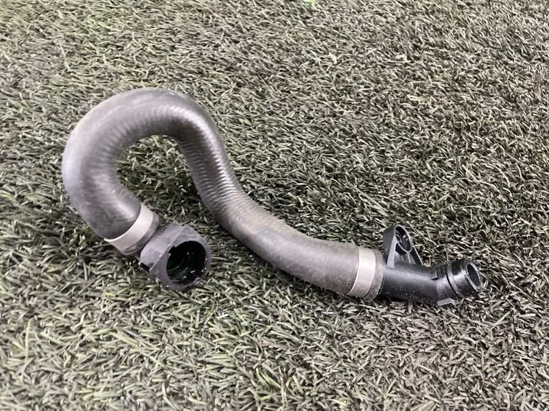 Патрубок системы охлаждения BMW 3 2010 17117524710 E90, левый