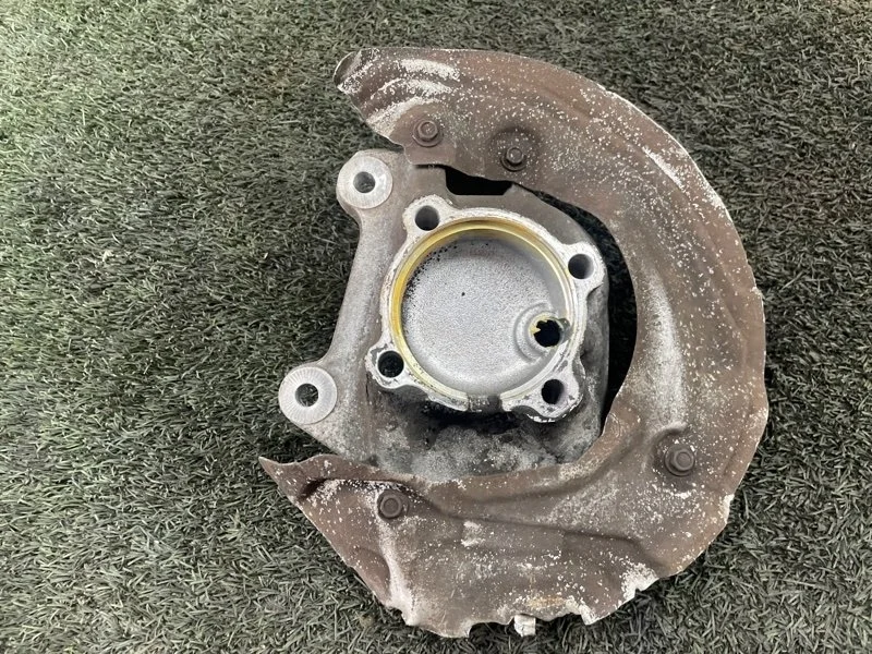 Кулак поворотный BMW 3 2010 31216764444 E90 N46B20BD, передний правый