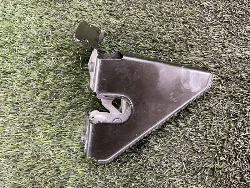 Кронштейн замка капота BMW 3 2007 51647116706 E90 N46B20, передний правый