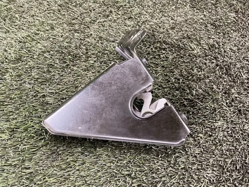 Кронштейн замка капота BMW 3 2007 51647116705 E90 N46B20, передний левый