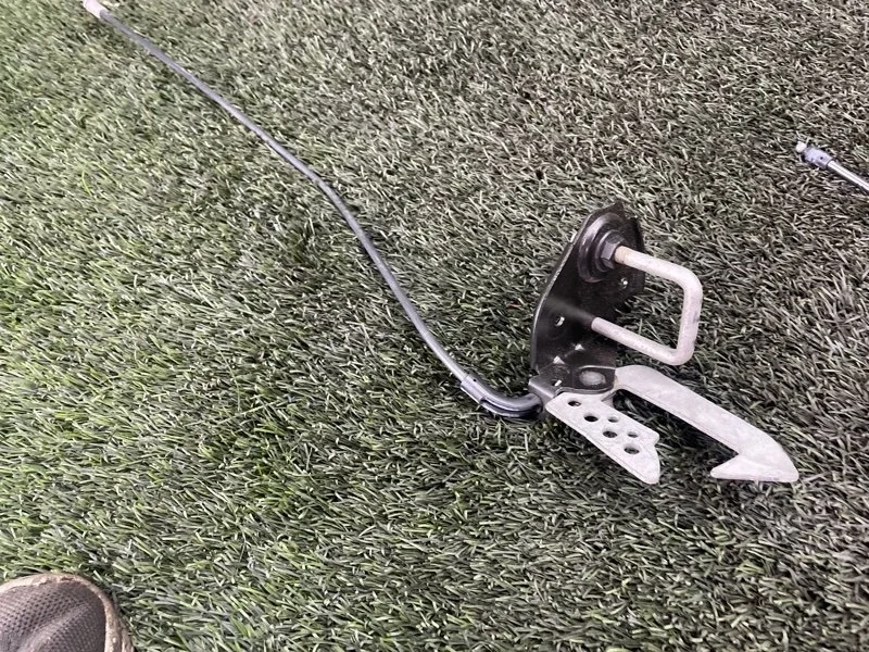 Крюк замка капота Bmw 5 2016 51237183764 F10 N20B20, правый