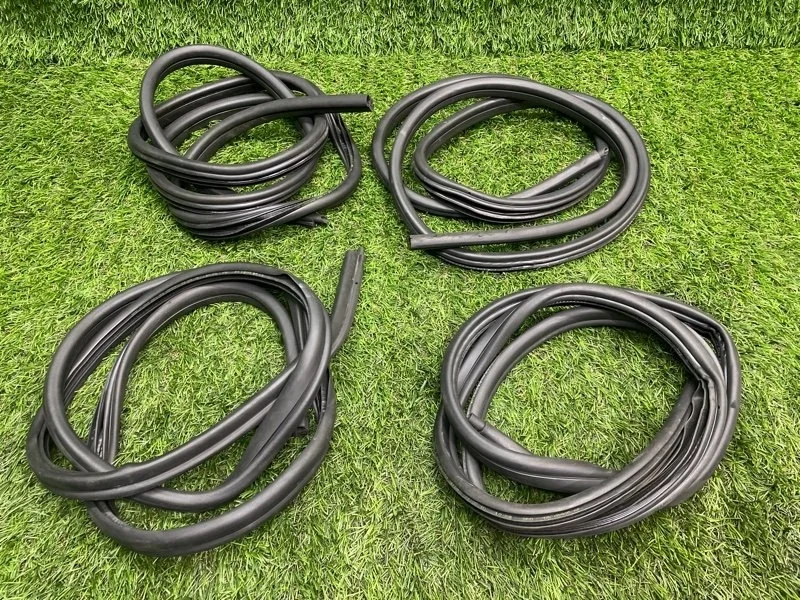 Уплотнительная резинка боковой двери BMW 3 2009 51727247262 E91