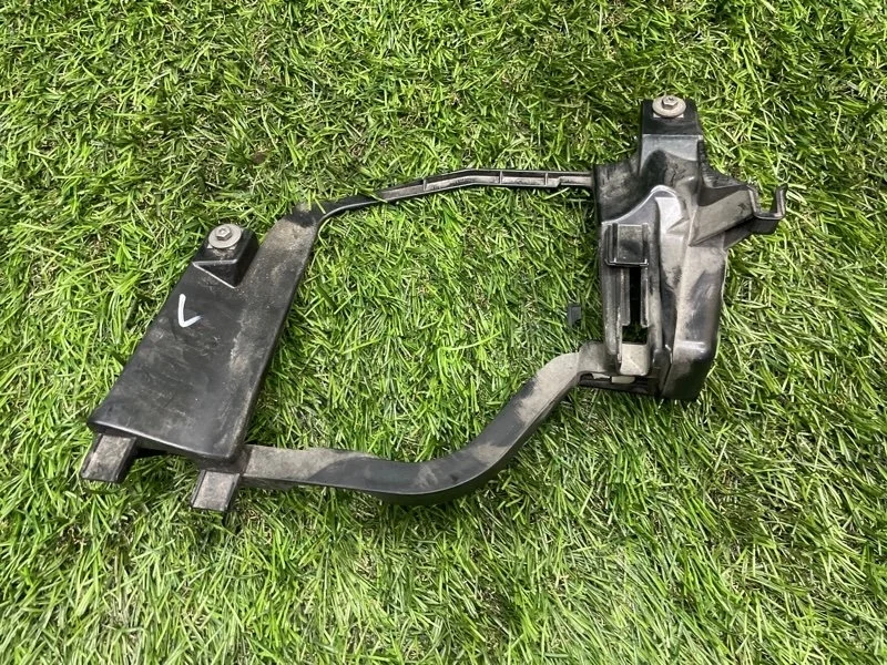 Кронштейн фары BMW 5 2005 63126936089 E60 N52B25, передний левый