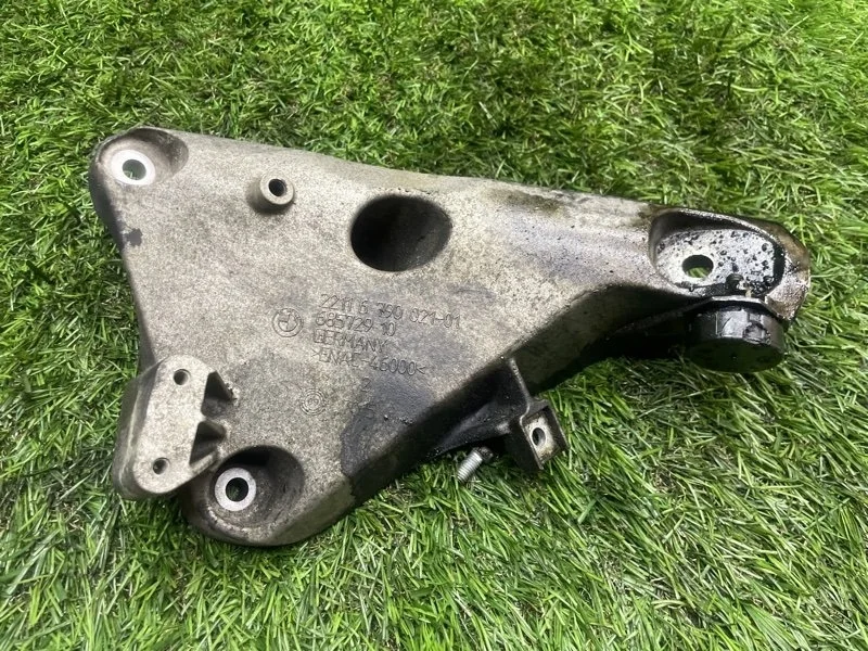 Кронштейн двигателя BMW X5 2012 22116790021 E70 N57D30, передний левый