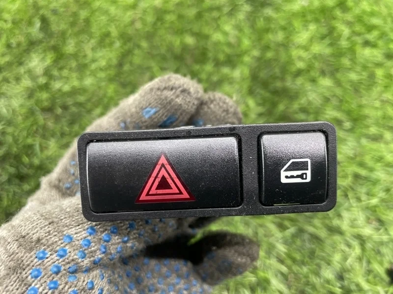 Кнопка аварийной сигнализации BMW X5 2006 61318368920 E53 M57D30