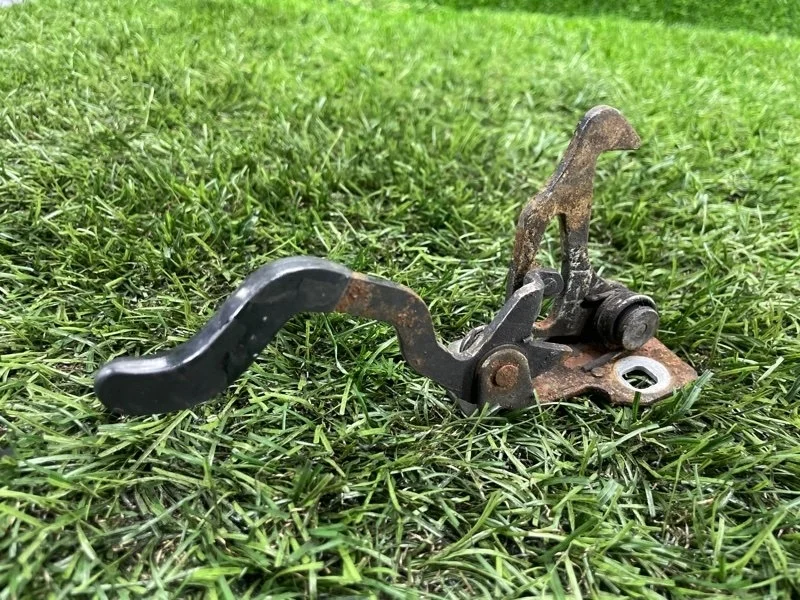 Крюк замка капота BMW 5 1998 51238172164 E39 M62B44