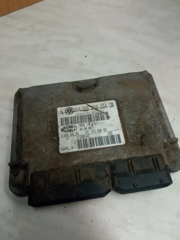 Блок управления двигателем Volkswagen Golf