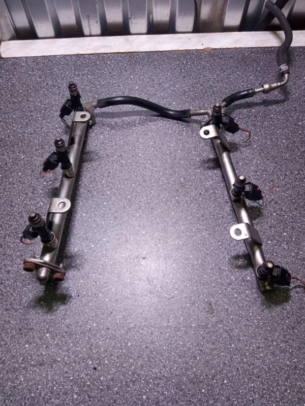 Топливная рампа с форсунками Land Rover Discovery 3 L319