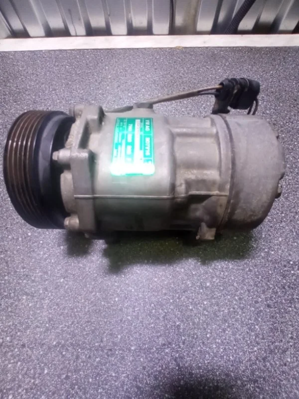 Компрессор кондиционера Volkswagen Golf IV